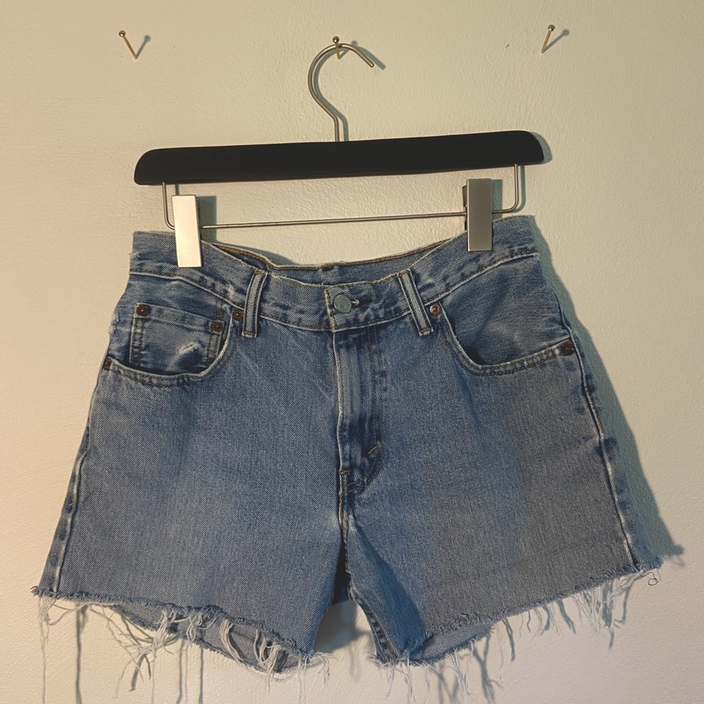 Light wash Levi cut off denim shorts